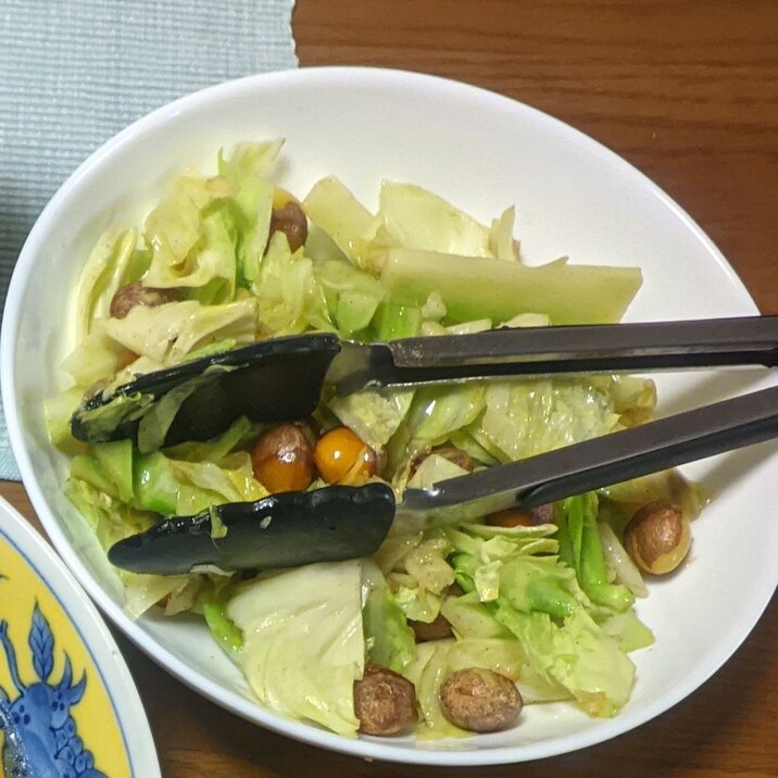 キャベツとウインナーの炒め物(カレー風味)